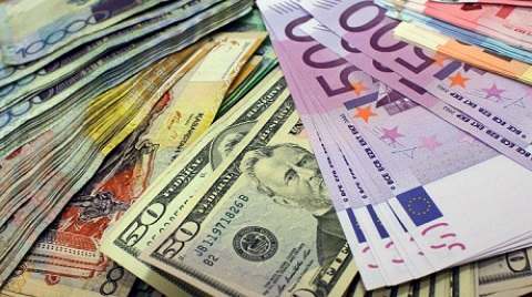 Рекордный отток валюты в России: банки придумали коварный способ выманить остатки долларов у населения
