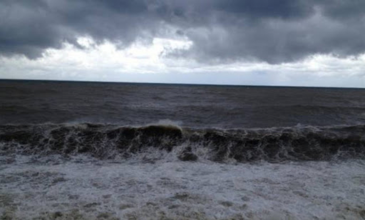 По побережью Азовского моря пролетел мощный ураган: без серьезных последствий не обошлось, кадры