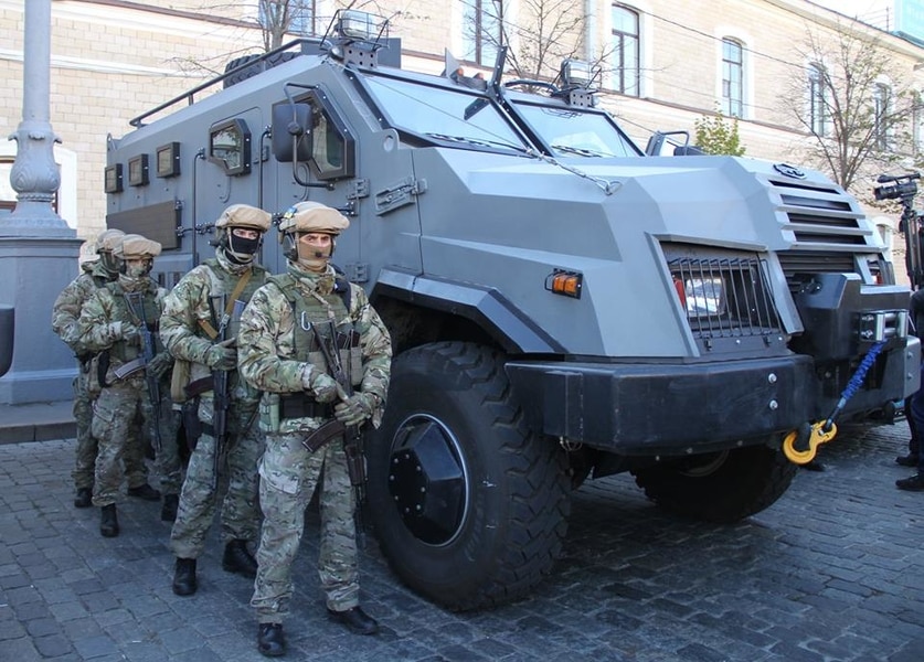 Копы на броневике: харьковские полицейские получили новый бронеавтомобиль для спецназа