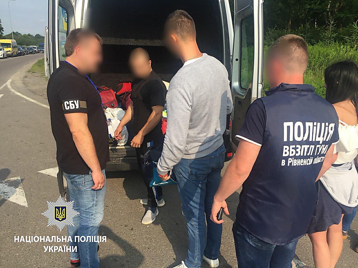 Полицейские поймали 25-летнего украинца, который собирался продать соотечественниц в сексуальное рабство - кадры
