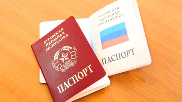 К вопросу о "массовой поддержке" оккупантов в ОРДЛО: в "ЛНР" местные пропагандисты, прославляя оккупационную власть, показали всю правду о "паспортах" террористов - кадры