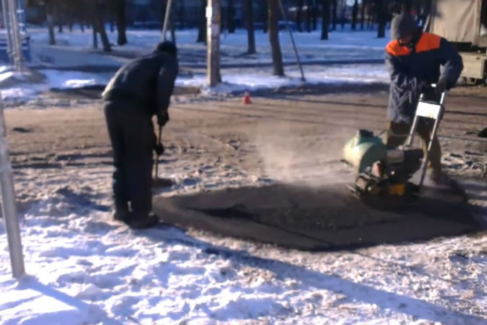 "Это же просто беспредел!" - россиянин показал, как в РФ дорожники клали асфальт прямо на снег – резонансные кадры