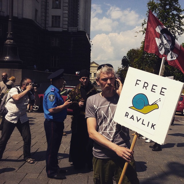 В Киеве проходит митинг в поддержку добровольцев-партизан из отряда «Равлик»