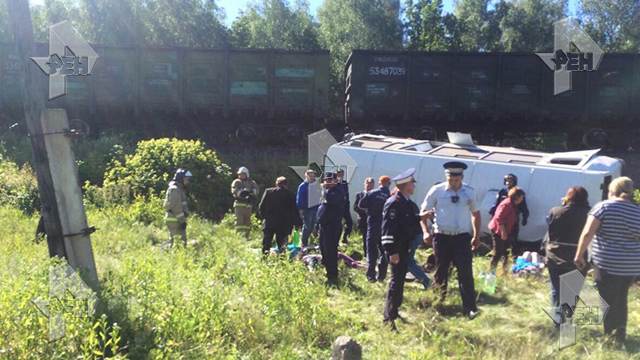 В России поезд на переезде протаранил автобус с музыкантами - много жертв: опубликованы фото