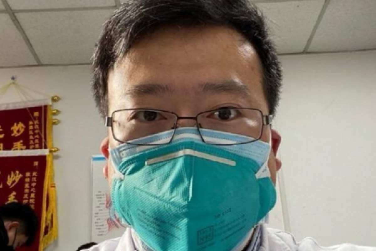 Врач Ли Вэньлян из Китая, первым обнаруживший коронавирус, умирает: почему ему власти приказали молчать