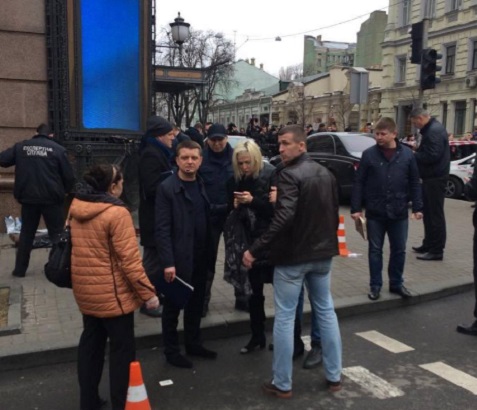 Беременная Максакова не смогла прорваться к телу убитого Вороненкова: певица потеряла сознание неподалеку от места расстрела мужа, опубликованы новые фото и видео