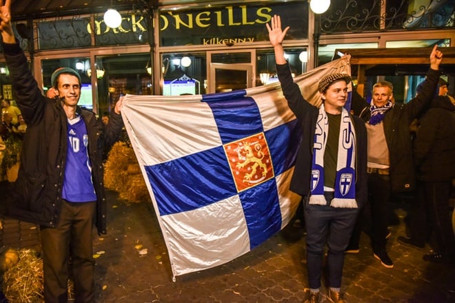 "Путин, вон из Украины! Украина - единая, непобедимая страна!: болельщики сборной Финляндии активно поддержали марш украинских фанов в Одессе