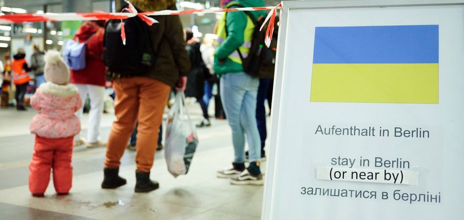 Украинских беженцев в Германии лишат высоких пособий: сколько денег им оставят