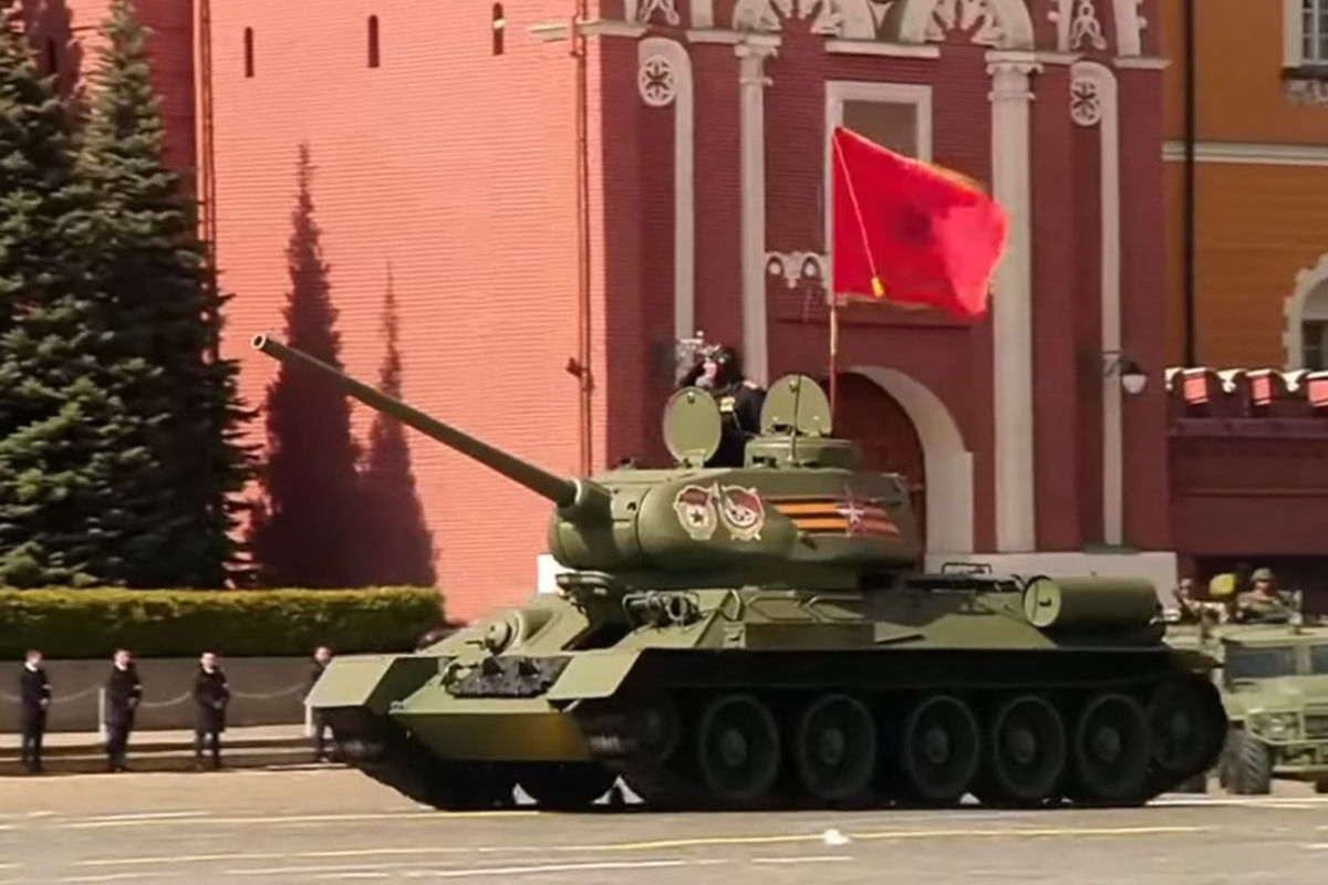 ​На параде в Москве был только один танк – "Т-34": британская разведка озвучила причину