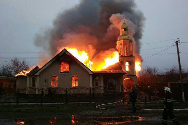 Храм РПЦ дотла сгорел в Харьковской области: пылающий купол рухнул на землю - кадры