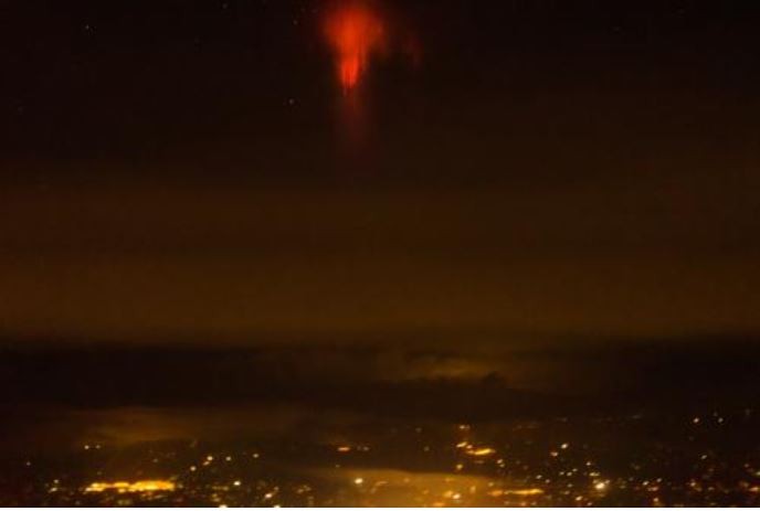 "Разведчик" с "планеты-убийцы" Нибиру: ученые потрясли мир кадрами загадочного НЛО огненно-красного цвета 