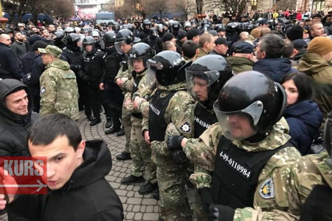 ​"Нацкорпус" затеял потасовку в Ивано-Франковске и получил отпор от сторонников Порошенко - кадры