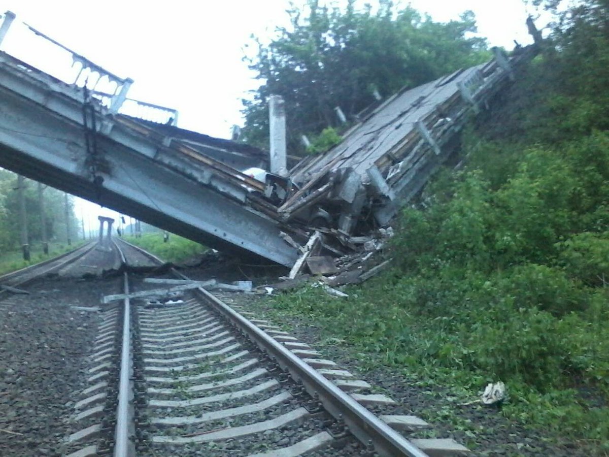 Взрыв моста на Донбассе стал ударом для "ЛНР": Луганск потерял связь с огромными боевыми складами