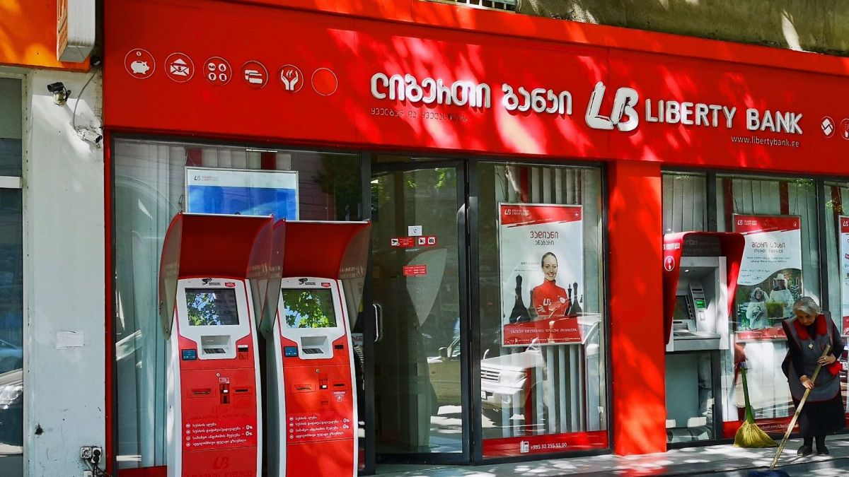 К блокировке счетов россиян присоединился еще один крупный банк Грузии