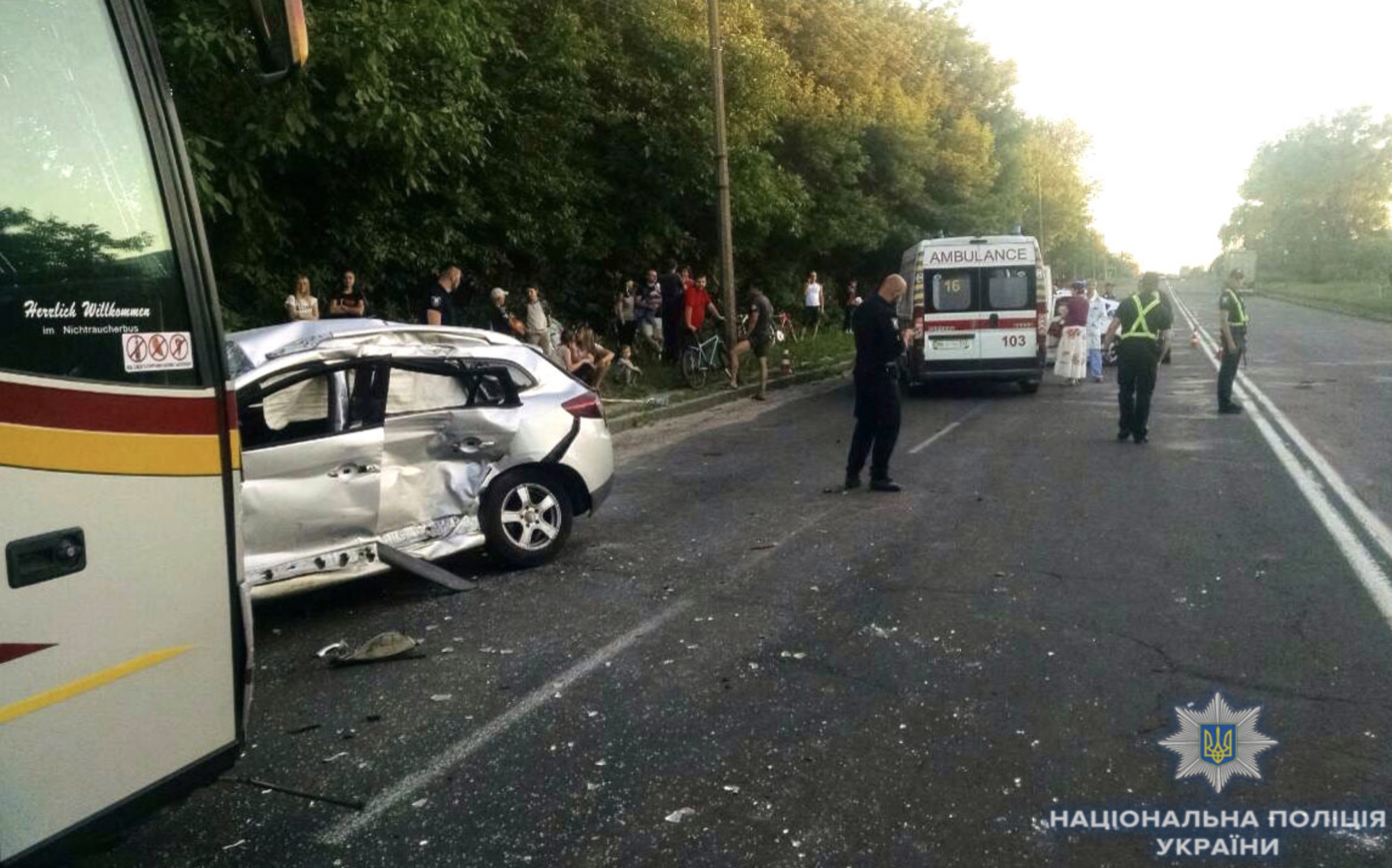 Машина с журналистами врезалась в переполненный автобус в Ровно: подробности и кадры смертельного ДТП
