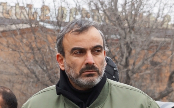 Армянский оппозиционер Жирайр Сефилян призывает людей выйти на улицы и стать живым щитом между полицией и захваченным зданием