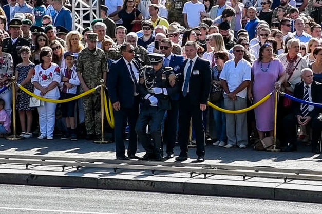 Солдат почетного караула потерял сознание на параде по случаю Дня независимости – кадры