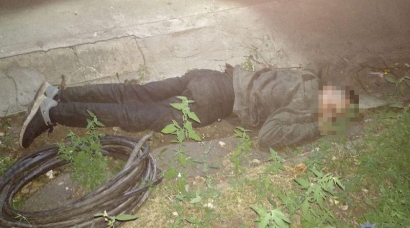 На Луганщине вор кабеля притворился спящим, чтобы избежать проблем с полицией - СМИ