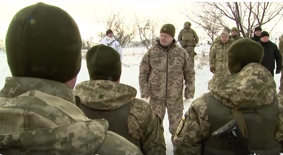 Порошенко ошарашил террористов "ДНР" внезапным появлением прямо на линии фронта в Горловке: СМИ опубликовали видео 