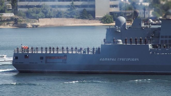 Оккупанты в Крыму на фрегате "Адмирал Григорович" врезались в причал. Из-за пробоины в борту корабль за 500 млн долларов едва не затонул