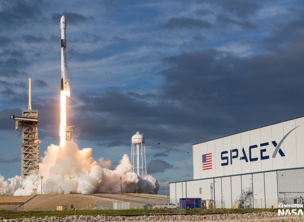 SpaceX запустила новую группу интернет-спутников Starlink: первая ступень Falcon-9 успешно вернулась на Землю