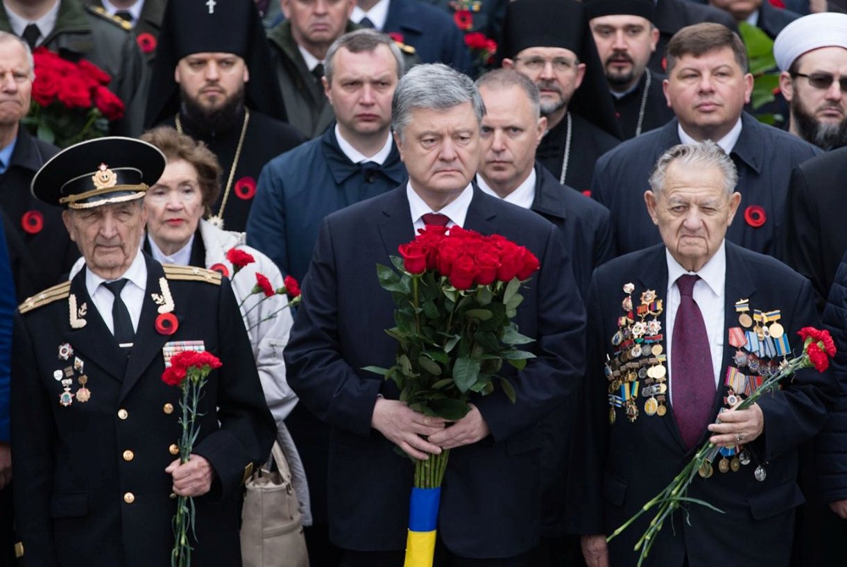 Порошенко с ветеранами Украины почтил память миллионов погибших во Второй мировой войне - сильные кадры