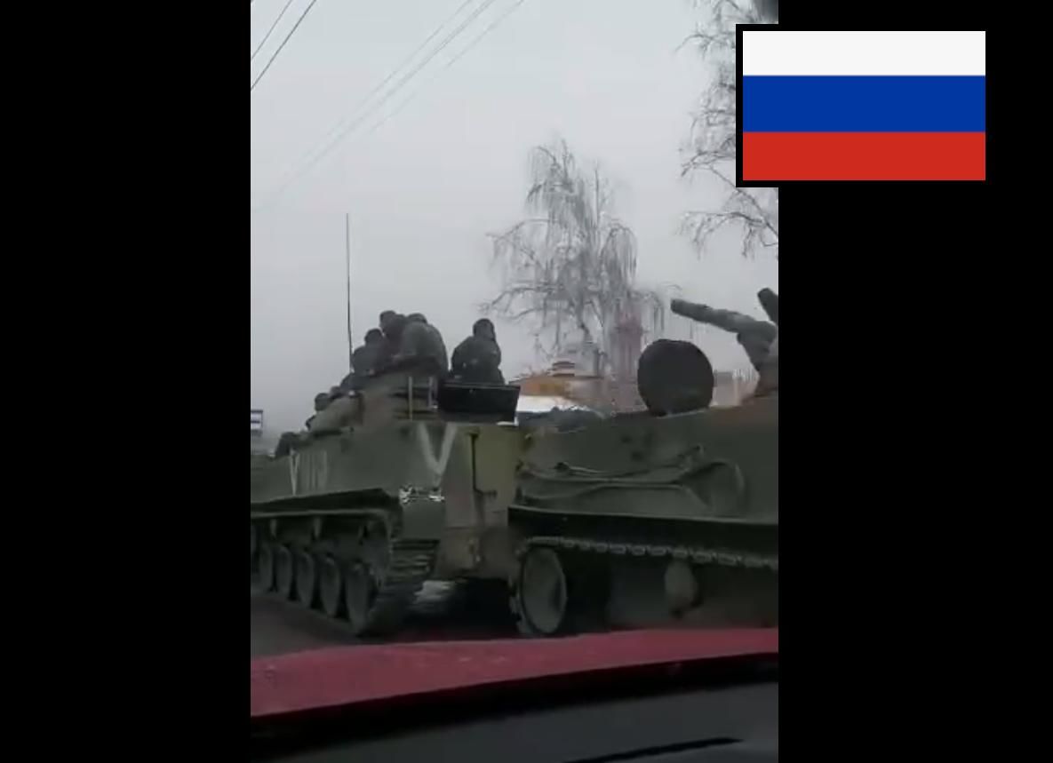 Російська армія розпочала відступ: очевидці показали, як колони бронетехніки їдуть назад до РФ
