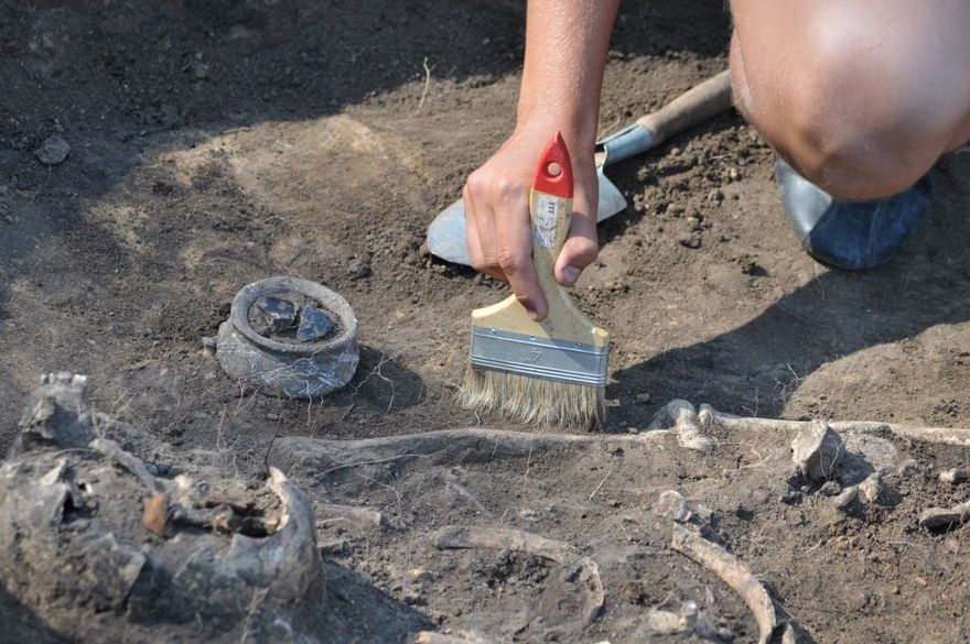 Археологи обнаружили удивительный скелет с ножом вместо руки – кадры