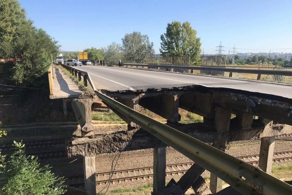 ​В Харькове обрушился мост - груды бетона и металла рухнули прямо на железную дорогу: страшные кадры