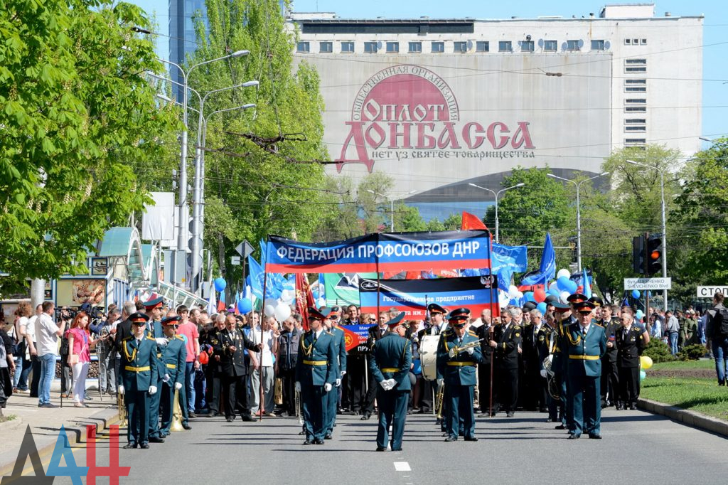 ​Согнали под угрозой увольнения: появились кадры безрадостного первомайского шествия в Донецке