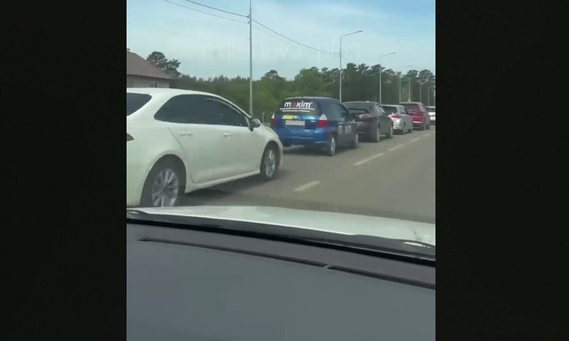 Топливный коллапс добрался до Забайкалья, водители стоят на заправках по 7–8 часов: "Проблемы большие..."