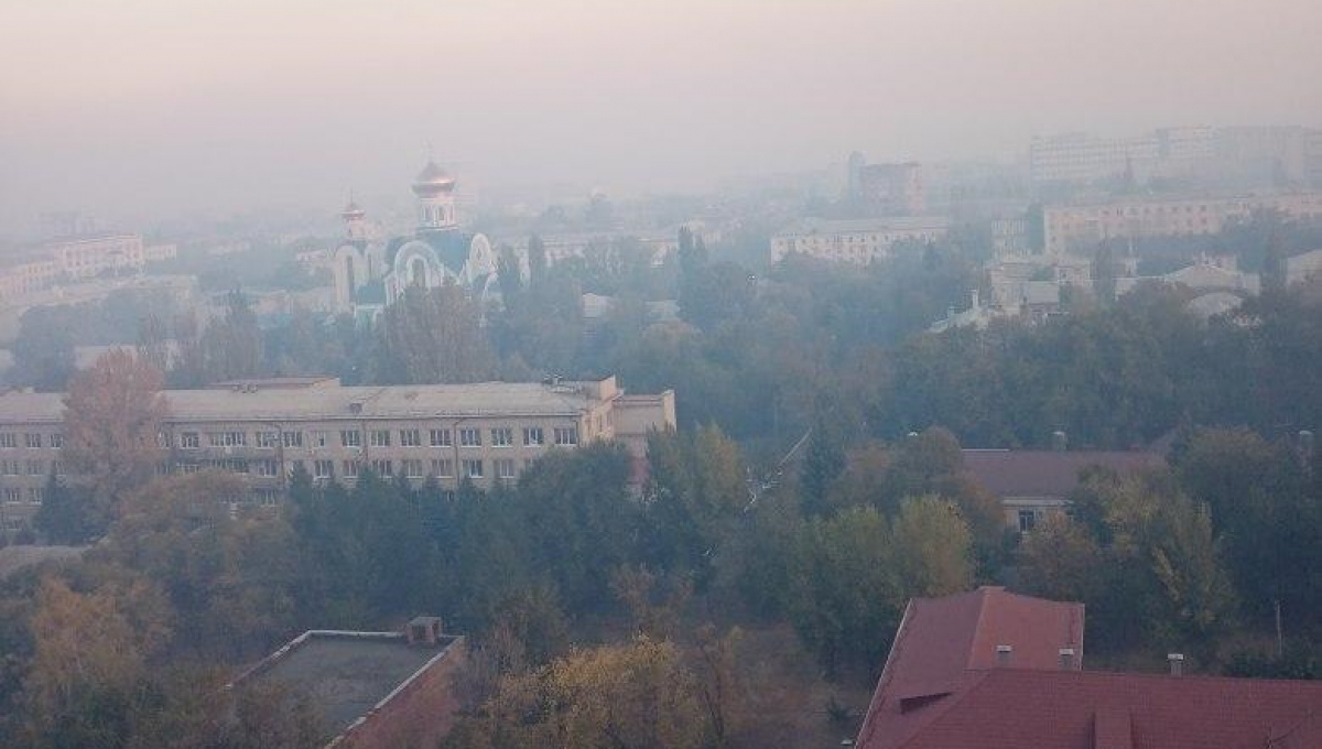 Луганск с ночи заволокло дымом от лесных пожаров, смог стоит во всех районах города 