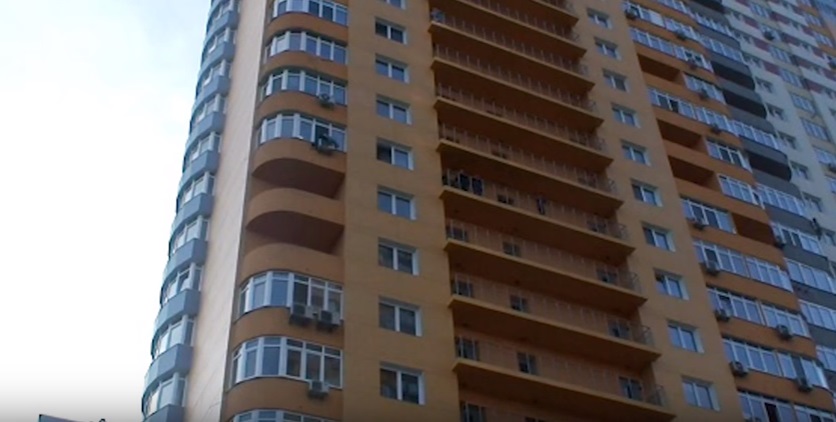 Появилось видео спасения в Киеве 32-летней самоубийцы из Луганской области, пытавшейся выброситься из окна многоэтажного дома
