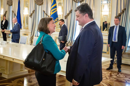 Главное за день 6 октября: встреча Порошенко и Нуланд, обстрелы Донецка, гуманитарный конвой из Германии