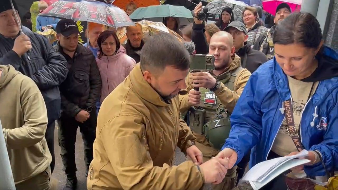 Провал "референдума" на Донбассе: урны с автоматчиками, бюллетени на ксероксе и голосующий пропагандист – кадры