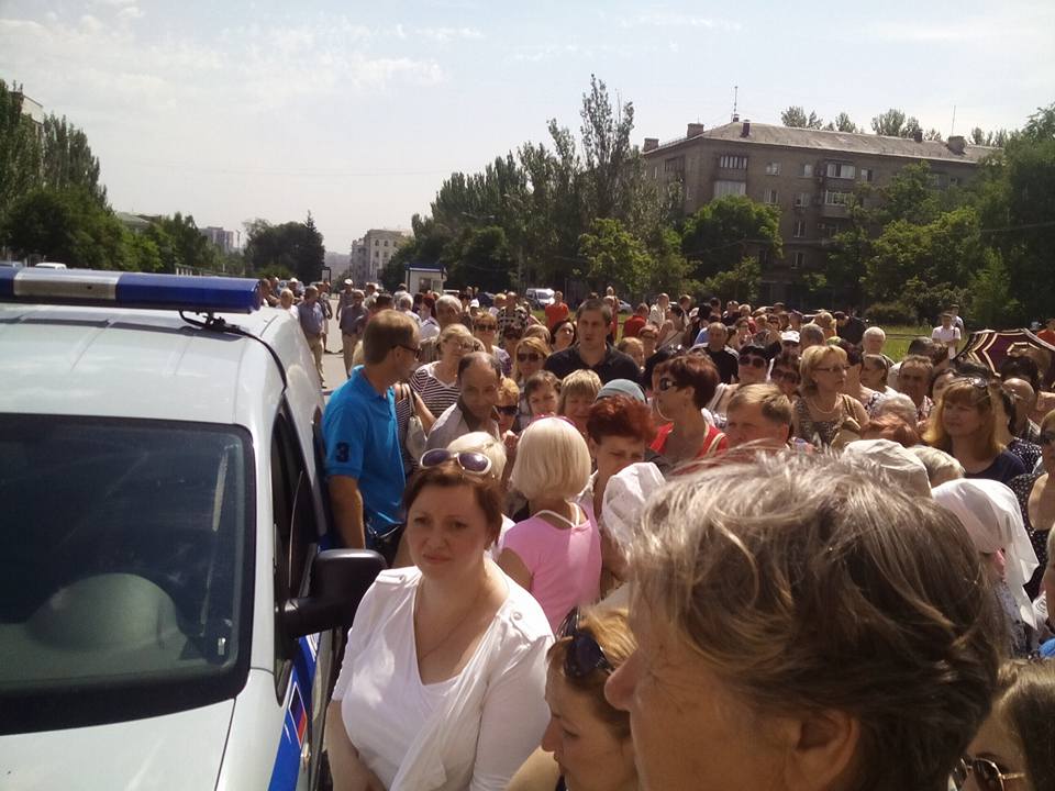 Жители поселка "Октябрьский" в Донецке пикетируют "Дом правительства" ДНР