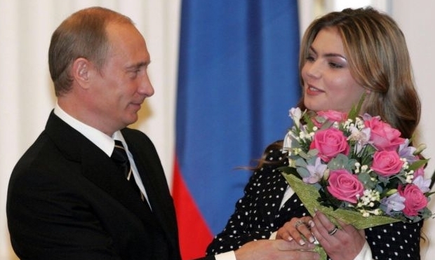 Два мальчика и шикарное кольцо Кабаевой: The Daily Mail выяснила, сделал ли Путин экс-гимнастку своей тайной женой 