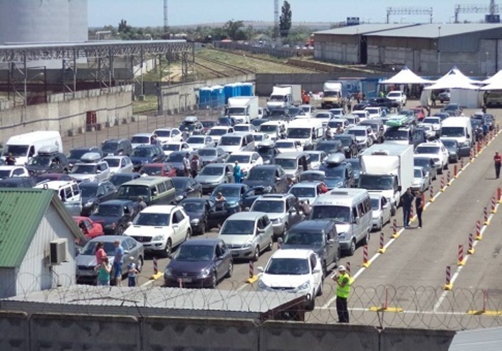 Количество автомобилей, ожидающих на паромах Керченской переправы, увеличилось из-за шторма