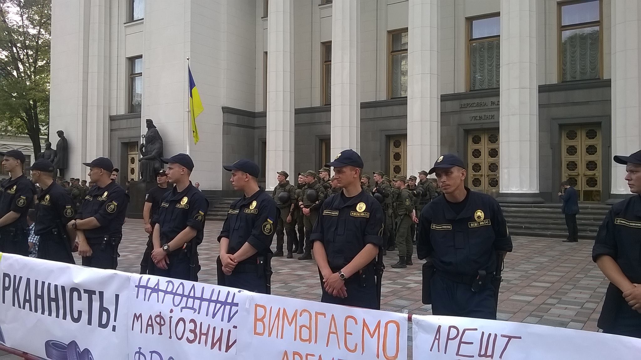 "Треш и позор. Нет ни духа, ни силы Майдана - жалкая уродская пародия на протест", - житель Киева разнес в пух и прах митинг возле Рады