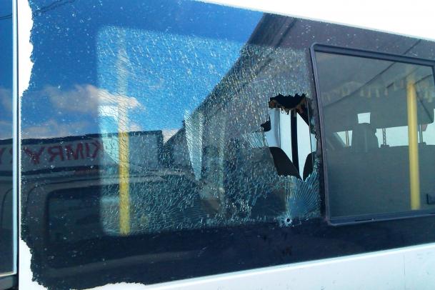 СМИ: в Мариуполе обстреляли маршрутное такси