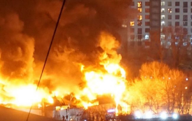 Москву лихоманить від пожеж: дедалі частіше надходять відео про загоряння у різних частинах столиці Росії