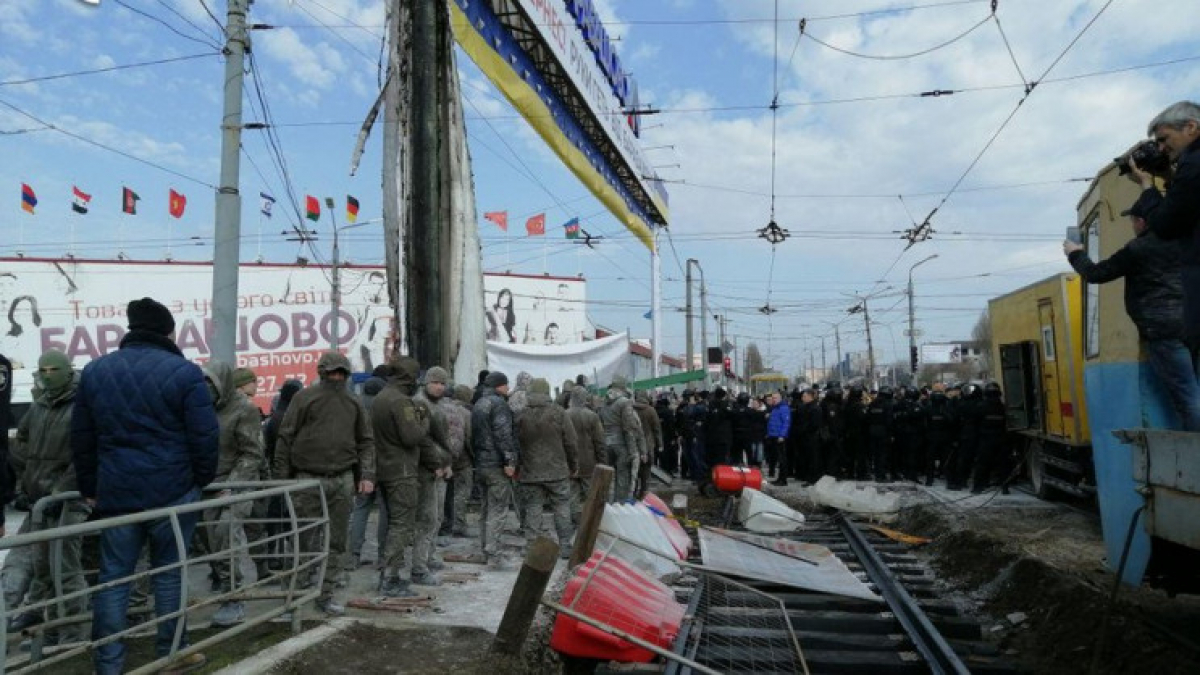 В Харькове драка у рынка "Барабашово" из-за планов Кернеса: в ход пошло оружие и слезоточивый газ - видео