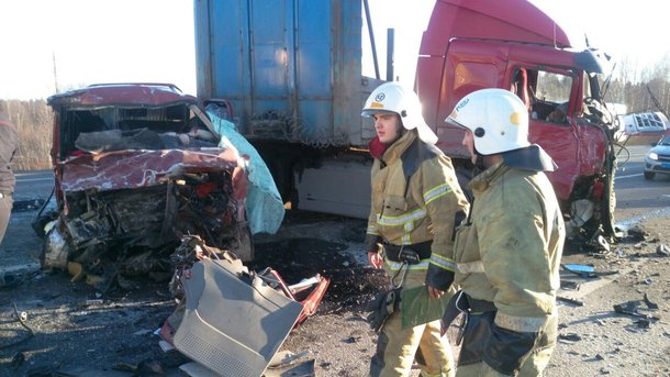 В России в результате крупной аварии погибло 13 человек: СМИ выяснили подробности столкновения грузовика и микроавтобуса - кадры 