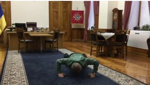Интернет покоряет начальник Генштаба ВСУ Муженко, который отжимается в своем кабинете в рамках флешмоба, организованного в поддержку ветеранов АТО