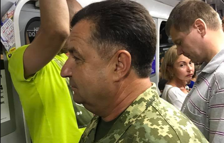 Министр обороны Украины Степан Полторак был обнаружен в киевском метро - чиновник спустился в подземку, чтобы не опоздать на репетицию парада