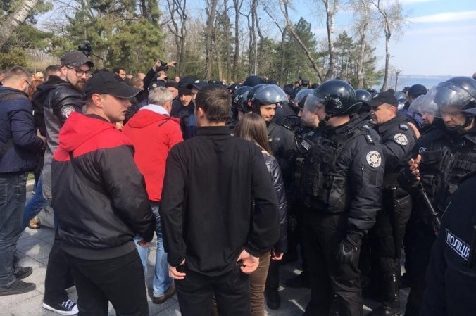 "Срочная мобилизация": "Правый сектор" собирает активистов у здания полиции в Одессе и требует освободить задержанных сторонников 