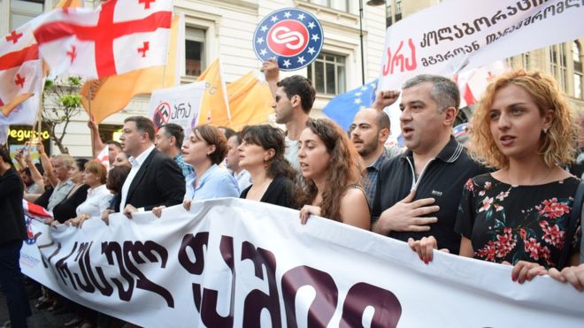 ​"Нет российскому фашизму": сотни грузин в Тбилиси вышли на показательную акцию протеста 