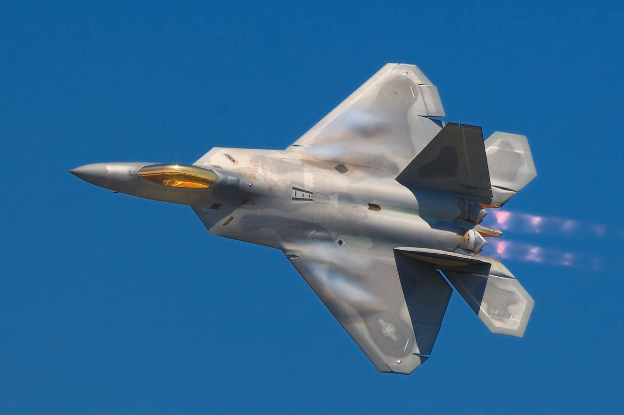 США "поздравили" Кремль с 9 Мая переброской истребителей F-22 ближе к границам РФ
