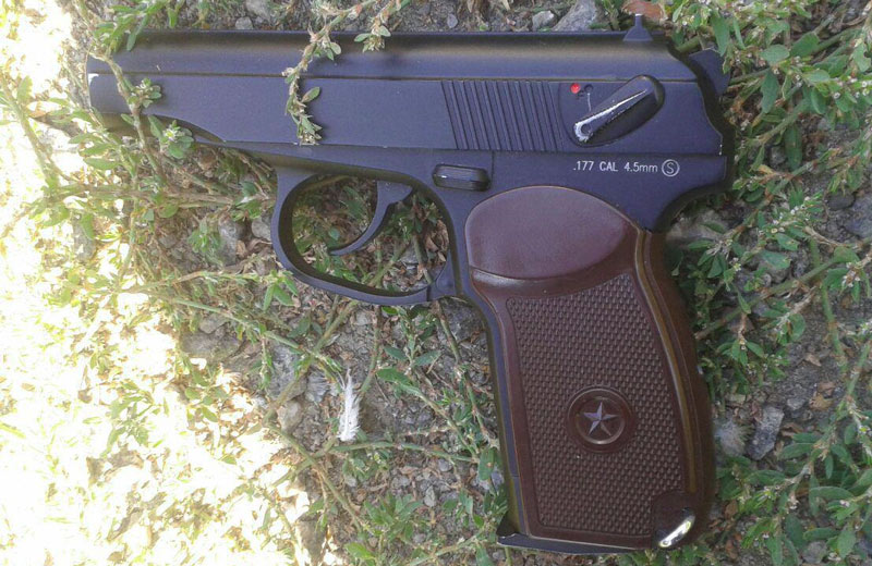 В Полтаве взрослый мужчина, угрожая пистолетом, пытался отнять у детей велосипед