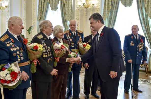 Порошенко наградил ветеранов медалью "70 лет Победы над нацизмом"